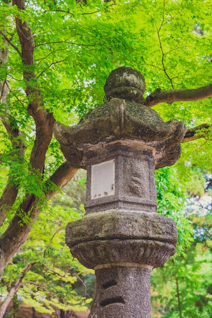Foto linterna de piedra japonesa en el jardín.
