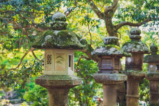 Linterna de piedra japonesa en el jardín.