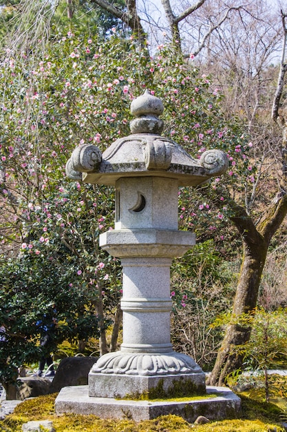 Linterna de piedra en el jardín botánico japonés Zen Tenryuji Sogenchi.