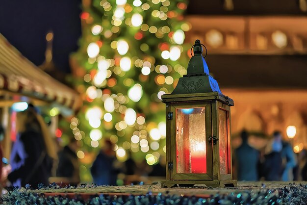 Linterna resplandeciente con la vela en el interior fotografiada en el Mercado de Navidad en Riga, Letonia. El mercado suele tener lugar desde finales de noviembre hasta principios de enero. enfoque selectivo