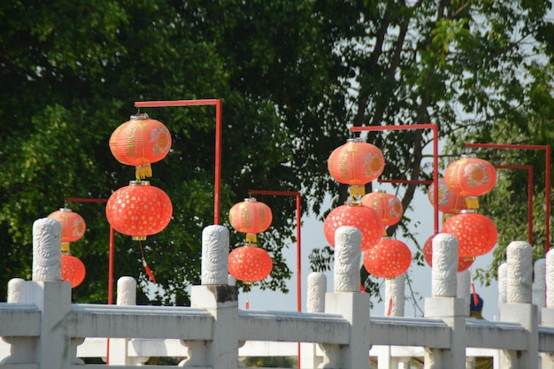 Foto linterna roja china ha escrito suerte en el puente en el santuario