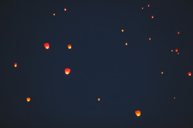 Linterna volando en el cielo oscuro