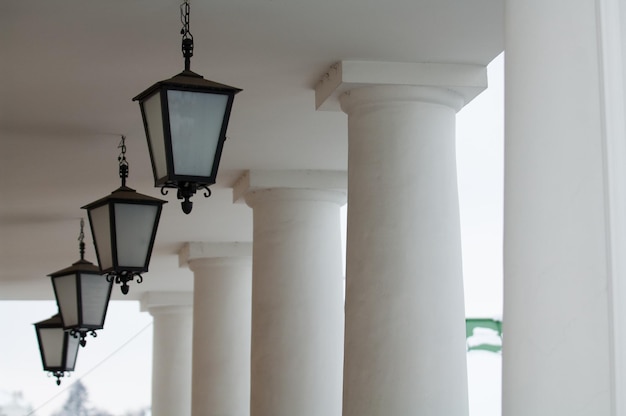 Linternas antiguas y columnas al aire libre.