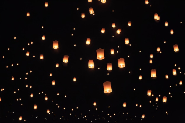 Linternas asiáticas flotantes en Chiang Mai, Tailandia