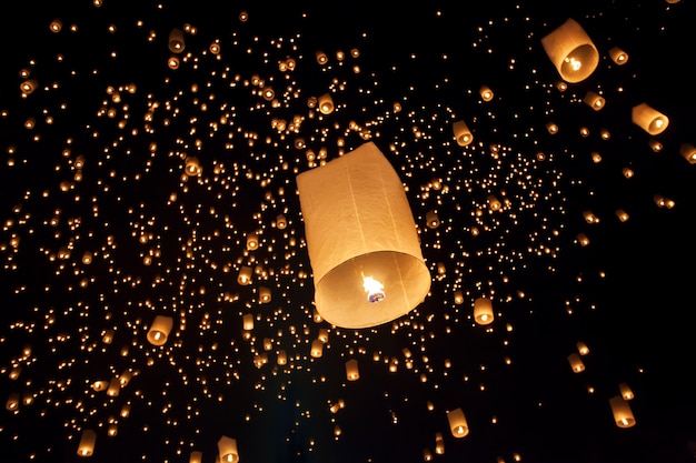 Linternas asiáticas flotantes en el festival Yee-Peng, Chiang Mai, Tailandia