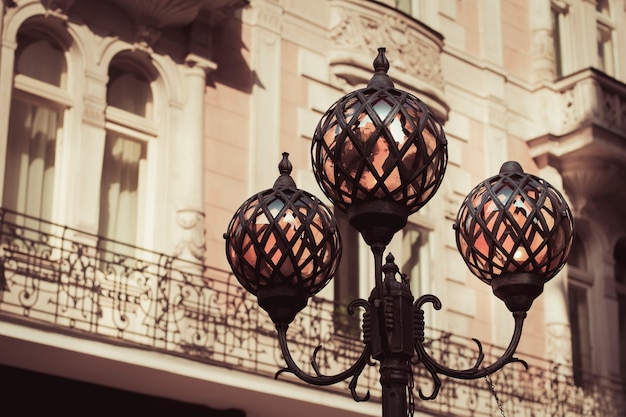 Linternas de bronce en la calle