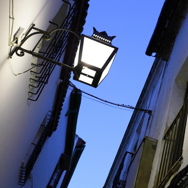 Linternas en calle angosta, Andalucía, España