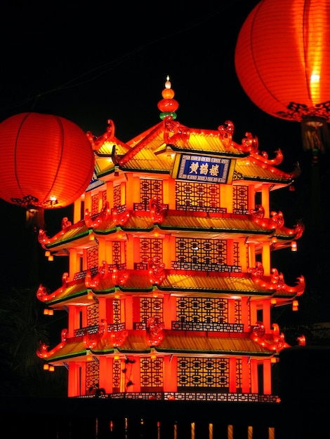 Linternas chinas rojas y pagoda iluminada durante la noche