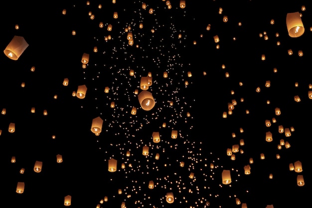 Linternas de cielo flotante turístico en festival de Loy Krathong, Chiang Mai, Tailandia