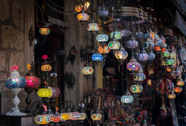 Linternas de colores para la venta en la ciudad de Mostar, Bosnia y Herzegovina