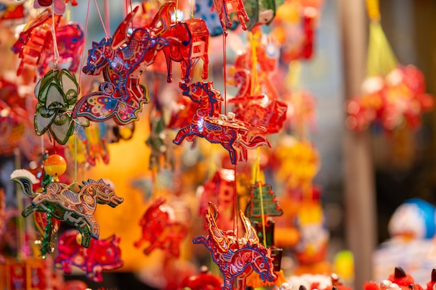 Linternas coloridas decoradas colgadas en un puesto en las calles de la ciudad de Ho Chi Minh Vietnam durante el Festival del Medio Otoño El idioma chino en fotos significa dinero y felicidad Enfoque selectivo