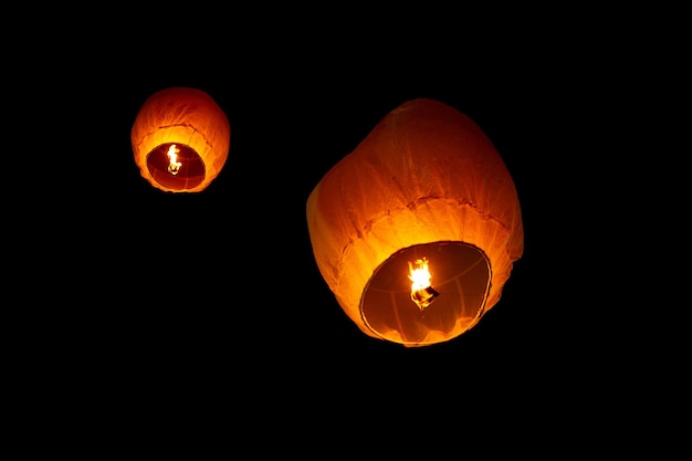 Linternas flotantes de papel de círculo colorido vuelan a cielos nocturnos oscuros en el festival Probarona Purnima