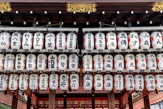 Linternas japonesas tradicionales colgando en la entrada de un templo en Kyoto
