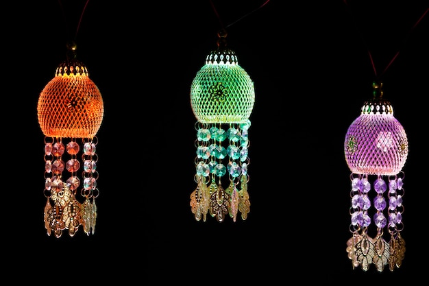 Linternas modernas coloridas, Akash kandil o lámparas decorativas de Diwali para celebrar el Festival de Diwali.