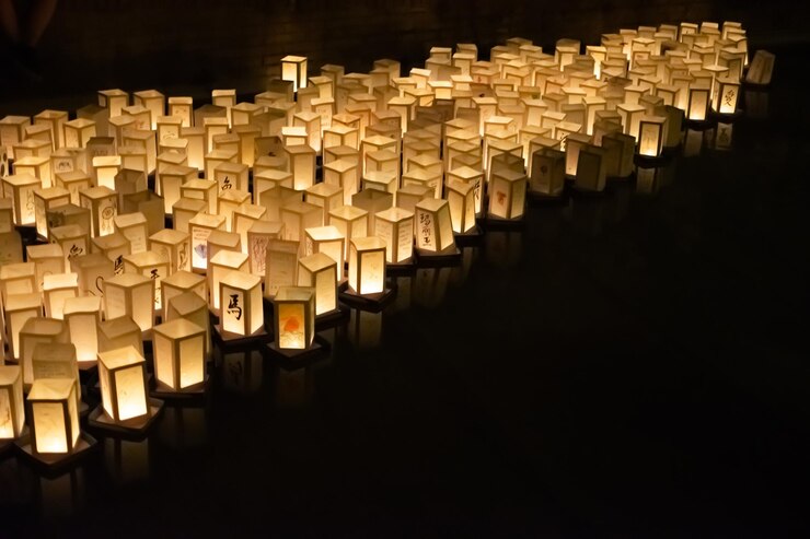 Linternas de papel en el agua como evento vespertino asiático para festividades y celebraciones