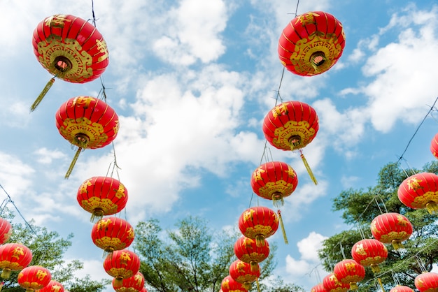 Linternas de papel chinas contra un cielo azul