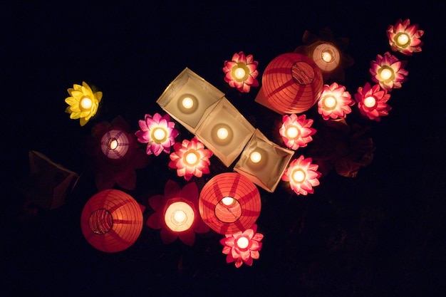 ¡Linternas de papel flotantes en el agua por la noche!