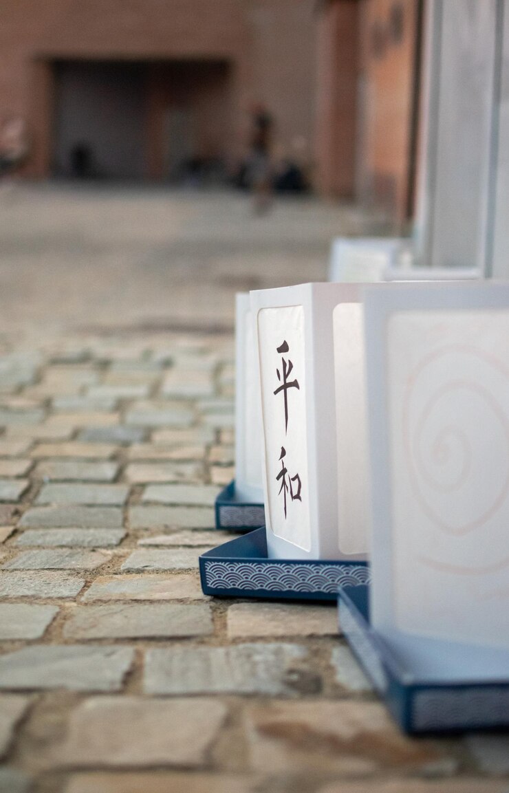 Linternas de papel en el suelo de la ceremonia japonesa de conmemoración de las bombas atómicas