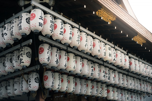 Linternas de papel en Yasaka Shrine en Kyoto, Japón.