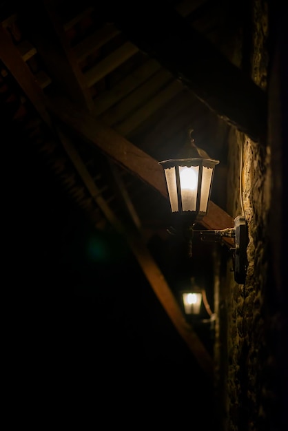 Linternas en la pared de una casa rural de noche
