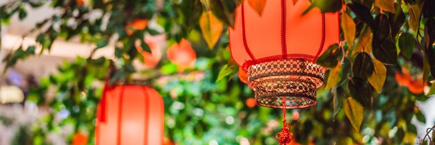 Linternas rojas chinas para el formato largo de banner de año nuevo chino
