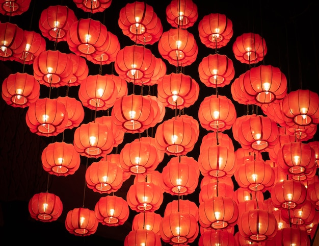 Linternas rojas japonesas o chinas en la oscuridad