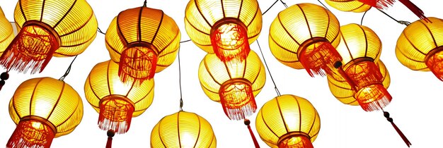 Linternas tradicionales chinas colgando en el aire