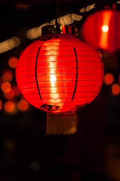 Foto linternas tradicionales chinas coloridas en la noche