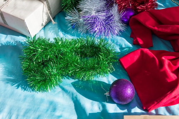 Un lío navideño con adornos para el árbol de Navidad y regalos