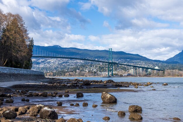 Lions Gate Bridge e Stanley Park Seawall em dia ensolarado Vancouver British Columbia Canadá