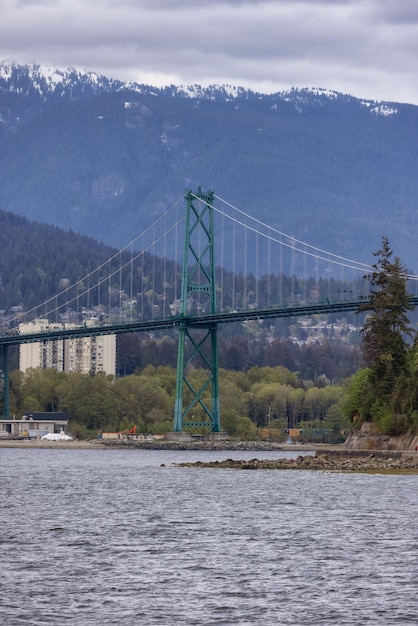 Lions Gate Bridge em uma cidade moderna na costa oeste do Oceano Pacífico