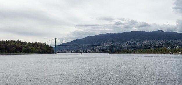 Lions Gate Bridge in einer modernen Stadt an der Westküste des Pazifischen Ozeans