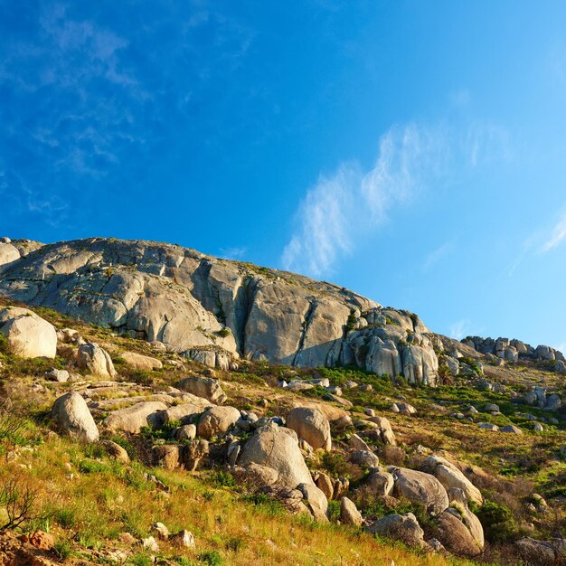 Lions Head Panorama und Landschaftsansicht der Berge in Kapstadt, Südafrika während der Sommerferien und Ferien Malerische Hügellandschaft mit frischer grüner Flora, die in abgelegenen Gegenden wächst