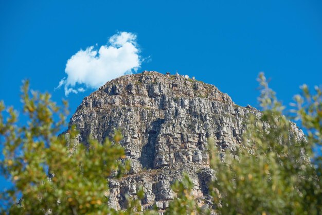 Lions Head Schöner Berg mit einem bewölkten blauen Himmelshintergrund an einem Sommertag Die Landschaft eines Gipfels in der Nähe von üppigen grünen Pflanzen im Freien in der Natur an einem Frühlingsnachmittag mit Kopierraum