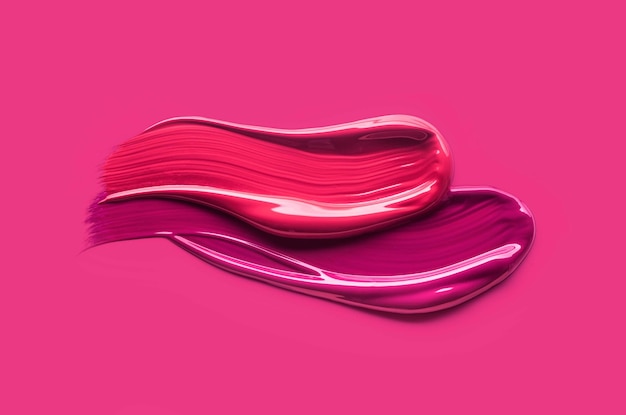Lipgloss-Palette lila rote Farbwischprobe isoliert auf rosa Hintergrund
