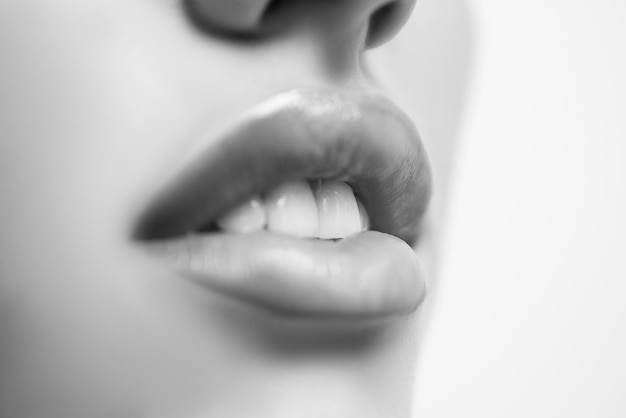 Lippe und perfekte weiße Zähne Nahaufnahme Stomatologie Kieferorthopädie und Zahnheilkunde