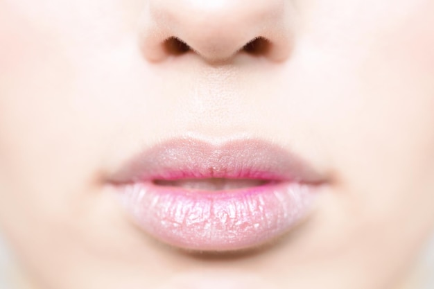 Lippen eines Mädchens Nahaufnahme Rosa glänzender Lippenstift auf den Lippen