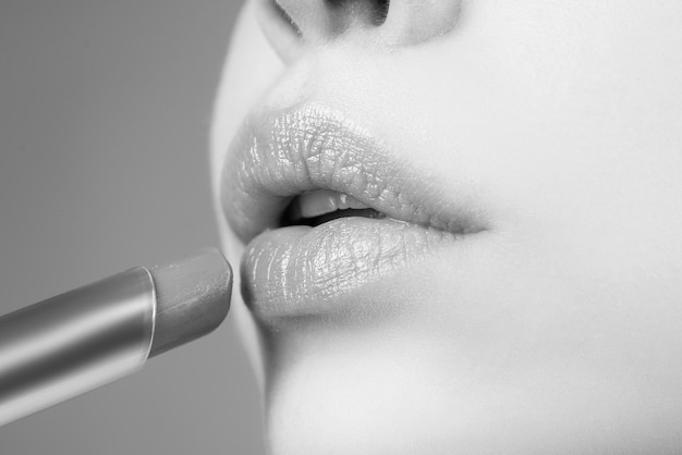 Lippen Lippenstift Nahaufnahme Auftragen von Make-up auf der Lippe Verwöhnendes Lippenkorrekturkonzept