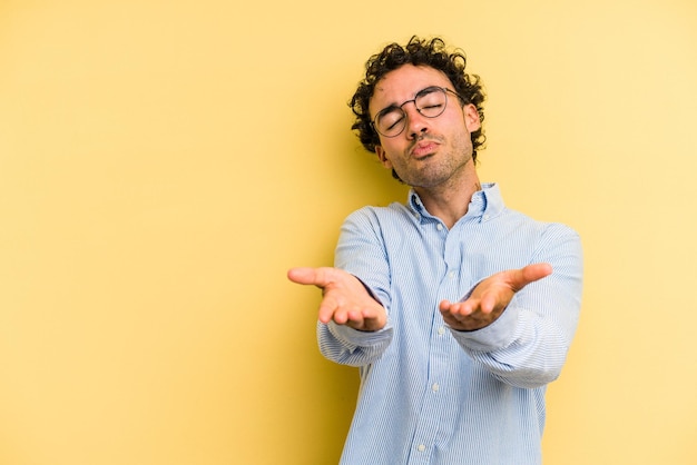 Lippen zusammenklappen und Handflächen halten, um einen Luftkuss zu senden