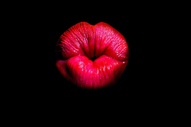 Lippenkuß getrennt auf Schwarzem. Nahaufnahme von Womans schmollenden Lippen mit rotem Lippenstift. Schöne rote Lippe. Liebe und küssende Geste. Pralle sexy volle Lippen.