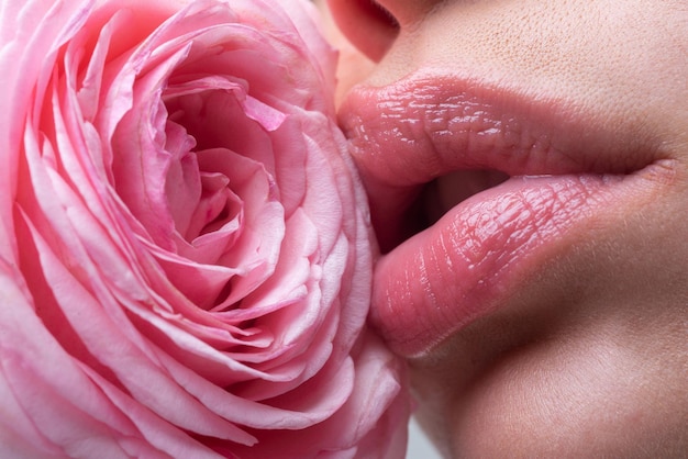 Lippennahaufnahme Schönheitslippen mit Rose