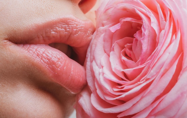 Lippennahaufnahme Schönheitslippen mit Rose