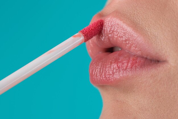 Lippenstift auftragen om plump sexy Lippen Lippen mit leuchtendem Lippenstick malen aus der Nähe verwöhnen Lippen