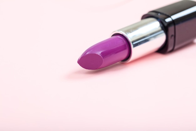 Foto lippenstift isoliert auf rosa hintergrund