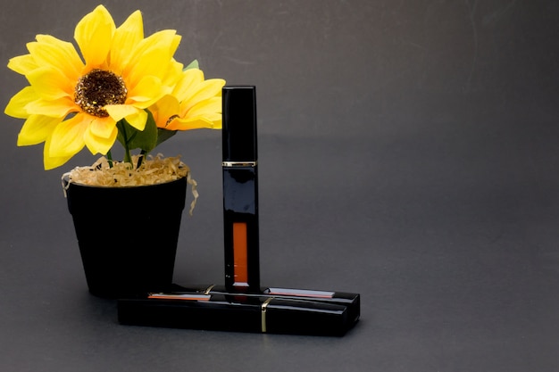 Lippenstift und Sonnenblume für Frauen Damit sie bei der Arbeit schön aussieht