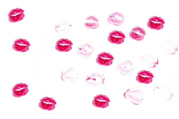 Lippenstiftküsse auf weißem Hintergrund rufen eine spielerische und romantische Stimmung hervor