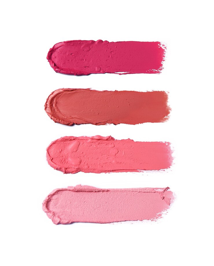 Foto lippenstiftpinselstriche in verschiedenen farbtönen isoliert auf weiß