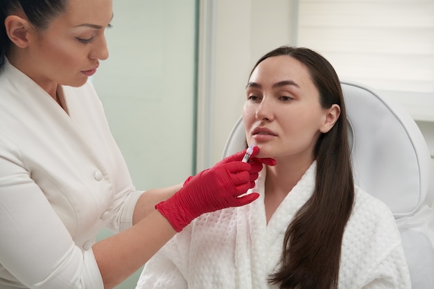 Lippenvergrößerungsfrau, die Schönheitsinjektion für Lippen erhält