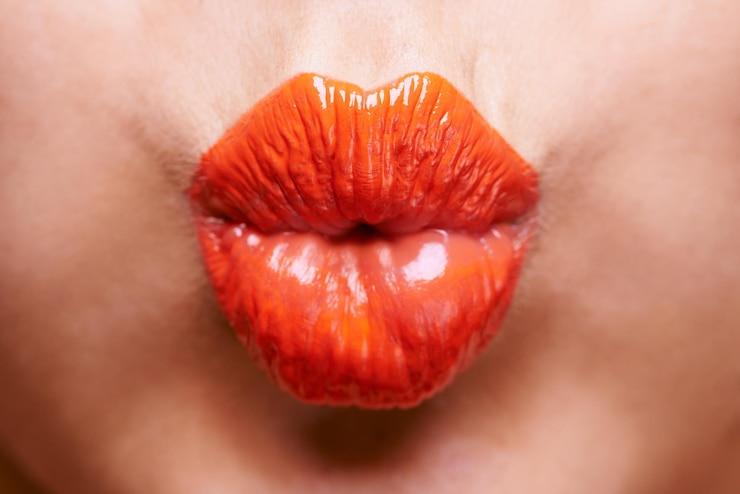 Foto lipstick beleza e boca de mulher com beijo para maquiagem cosméticos e produtos em fundo cosmetologia de salão e bochecho close-up de pessoa com brilho labial e estética criativa no estúdio