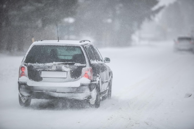 Liptov Slowakei 30. JANUAR 2022 Auto mit Schnee bedeckt, der an einem kalten Wintertag im Schneesturm fährt